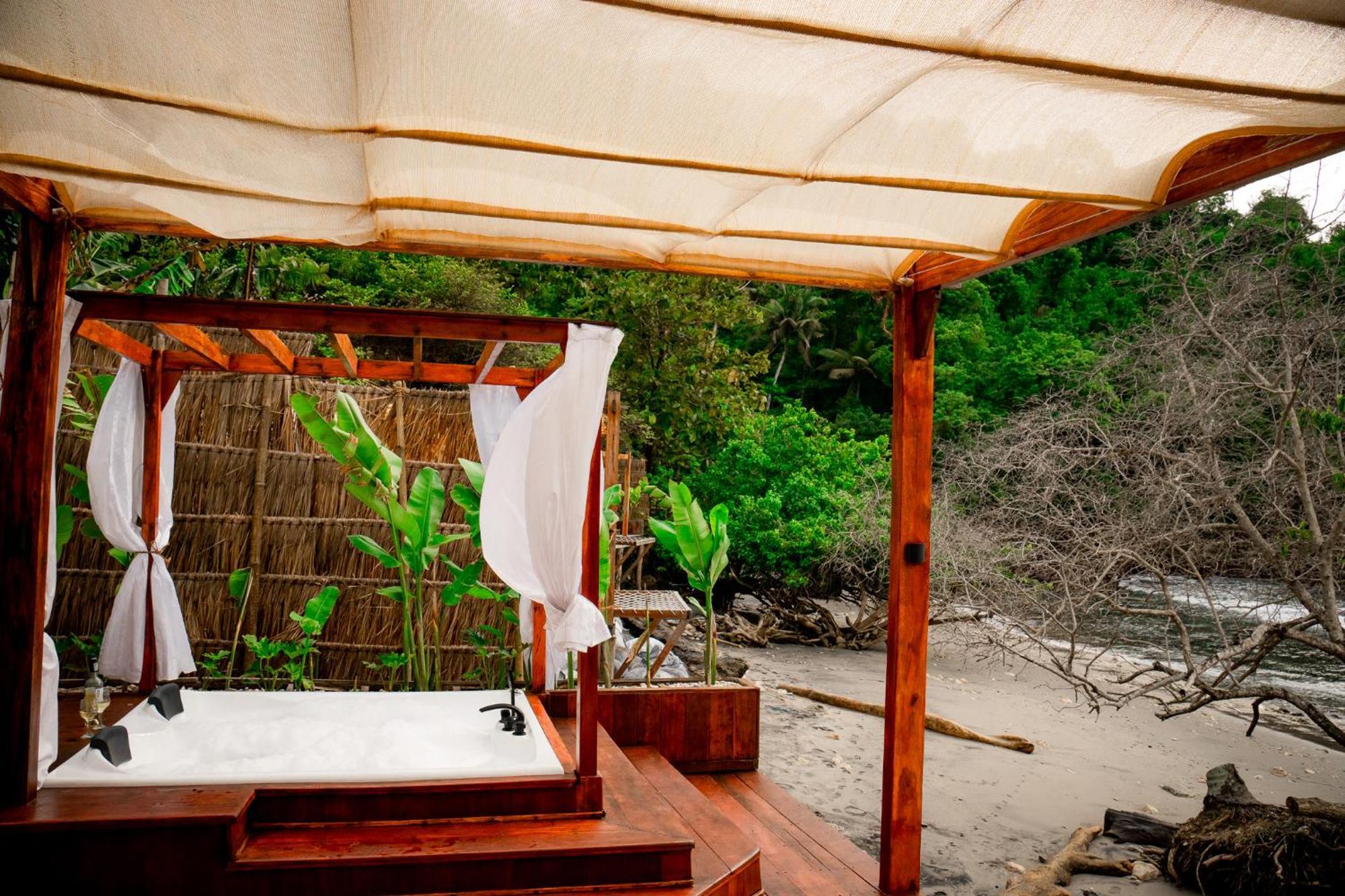 Beachfront Luxury Dome Villas - Gamat Bay Resort Nusa Penida Exteriér fotografie
