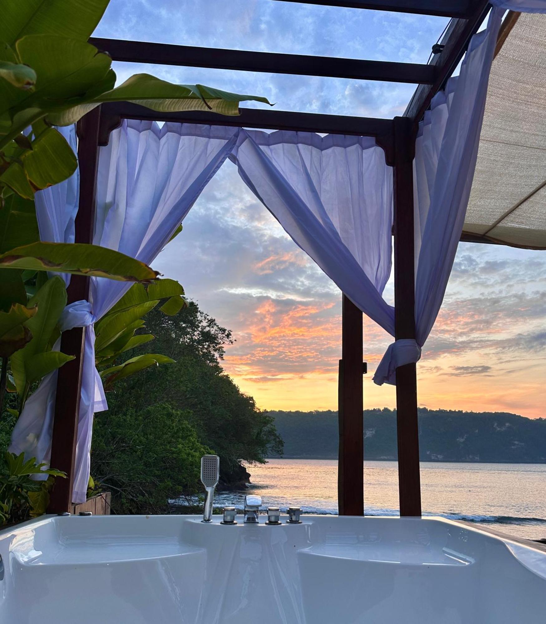 Beachfront Luxury Dome Villas - Gamat Bay Resort Nusa Penida Pokoj fotografie